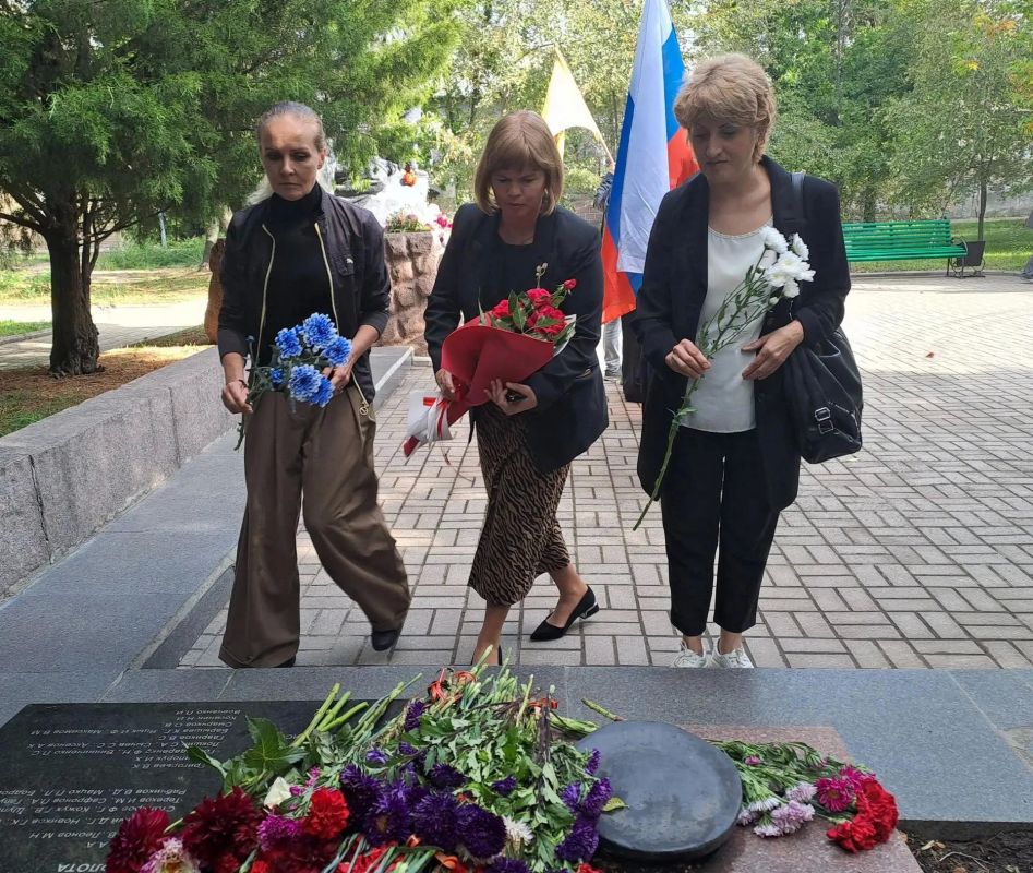 Глава Бердянска совместно с местным отделением РВИО возложил цветы к памятнику морякам-десантникам Глава Бердянска совместно с местным отделением РВИО возложил цветы к памятнику морякам-десантникам