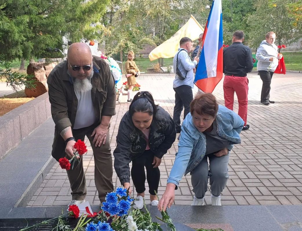 Глава Бердянска совместно с местным отделением РВИО возложил цветы к памятнику морякам-десантникам Глава Бердянска совместно с местным отделением РВИО возложил цветы к памятнику морякам-десантникам