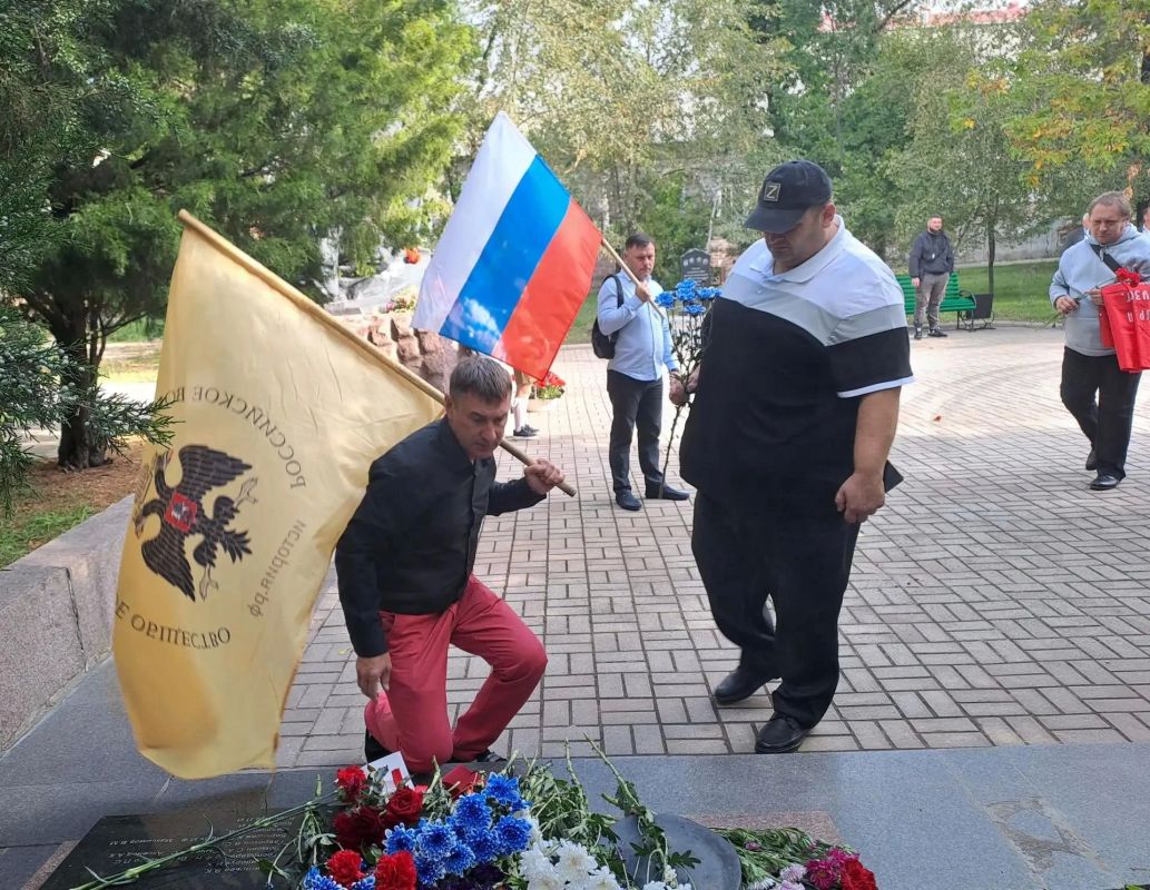 Глава Бердянска совместно с местным отделением РВИО возложил цветы к памятнику морякам-десантникам Глава Бердянска совместно с местным отделением РВИО возложил цветы к памятнику морякам-десантникам