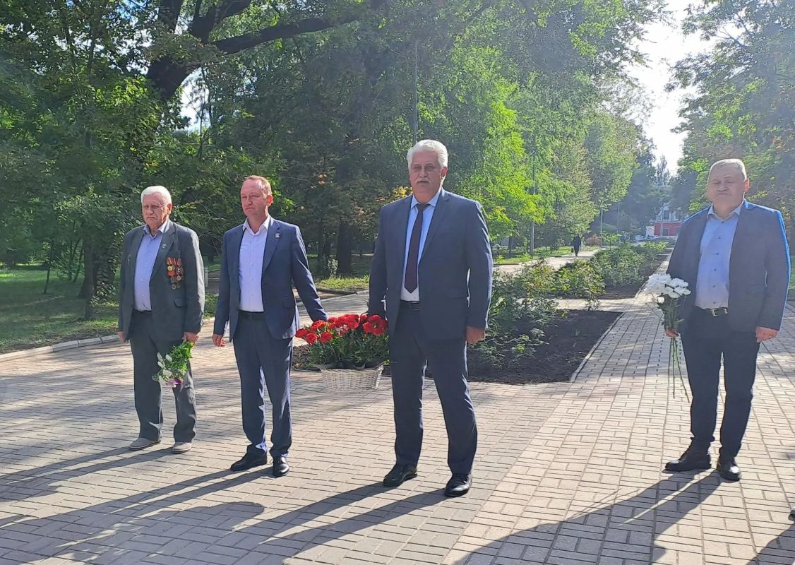 Глава Бердянска совместно с местным отделением РВИО возложил цветы к памятнику морякам-десантникам Глава Бердянска совместно с местным отделением РВИО возложил цветы к памятнику морякам-десантникам