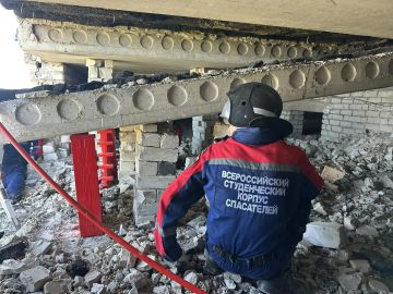 Добровольцы Запорожского РО ВСКС помогают жильцам дома по улице Баха в Бердянске