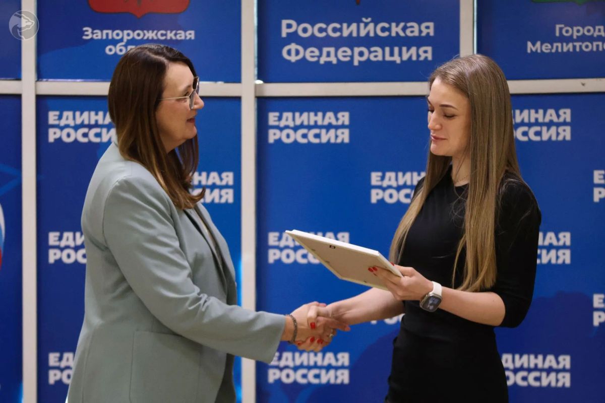 Благодарность за помощь. Штабе общественной поддержки Единой России глава Васильевского района, секретарь местного отделения партии Единая Россия Наталья Романиченко лично вручила благодарности коллективу ООО «Энергосбыт...