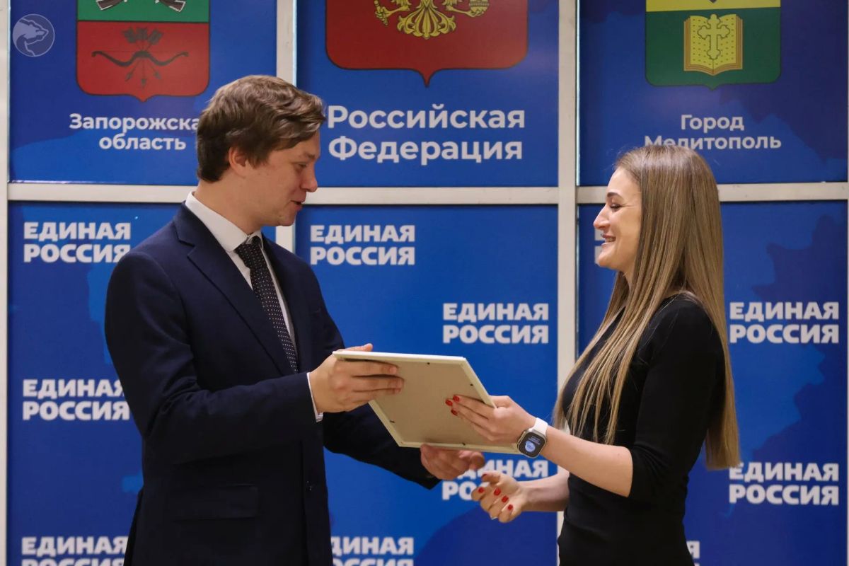 Благодарность за помощь. Штабе общественной поддержки Единой России глава Васильевского района, секретарь местного отделения партии Единая Россия Наталья Романиченко лично вручила благодарности коллективу ООО «Энергосбыт... Благодарность за помощь. Штабе общественной поддержки Единой России глава Васильевского района, секретарь местного отделения партии Единая Россия Наталья Романиченко лично вручила благодарности коллективу ООО «Энергосбыт...