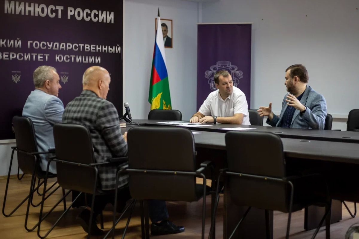 Сенатор Совета Федерации Федерального Собрания РФ ознакомился с возможностями ДГУЮ Минюста России