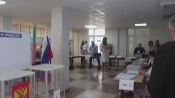 В Запорожской области торжественно началось трехдневное голосование на выборах депутатов Государственной Думы РФ. Один из участков посетила председатель Избирательной комиссии Запорожской области Галина Катющенко
