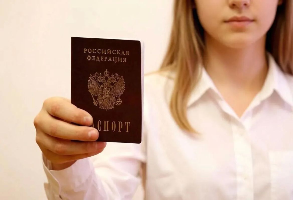 Если вашему ребенку исполнилось 14 лет, настало время оформить первый паспорт гражданина РФ