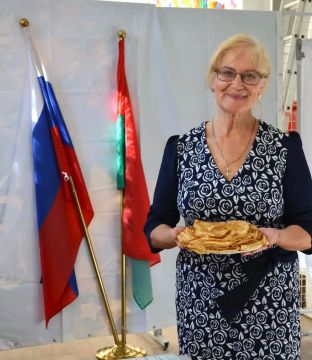 Не хлебом с солью, а с блинами