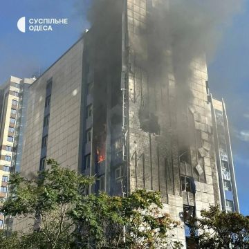 Два майора: Не вынимая. В ночь на 19 сентября наши дроноводы и ракетчики нанесли удары по таможенно-логистическому центру «Копылов Логистик Парк» в н.п. Копылов Киевской области), который использовался для хранения и...