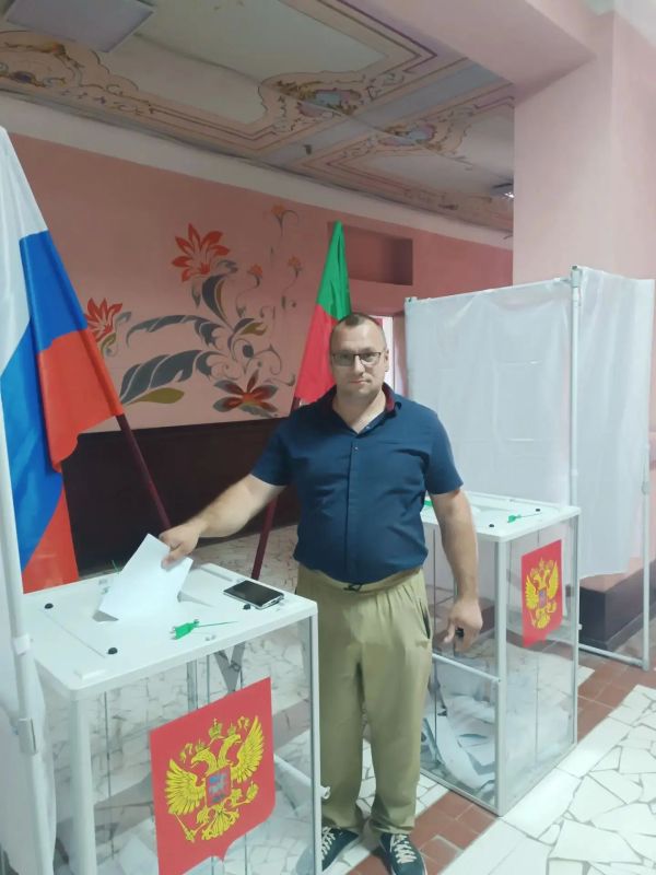 Депутат Бердянского окружного Совета Владимир Лебедев принял участие в голосовании на избирательном участке