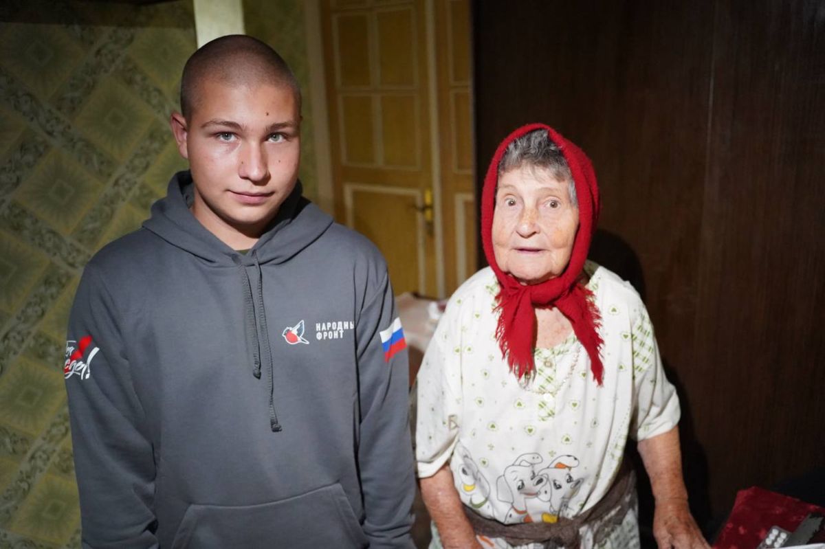 Активисты Молодежки Народного фронта привезли гумпомощь жителям Бердянска Активисты Молодежки Народного фронта привезли гумпомощь жителям Бердянска