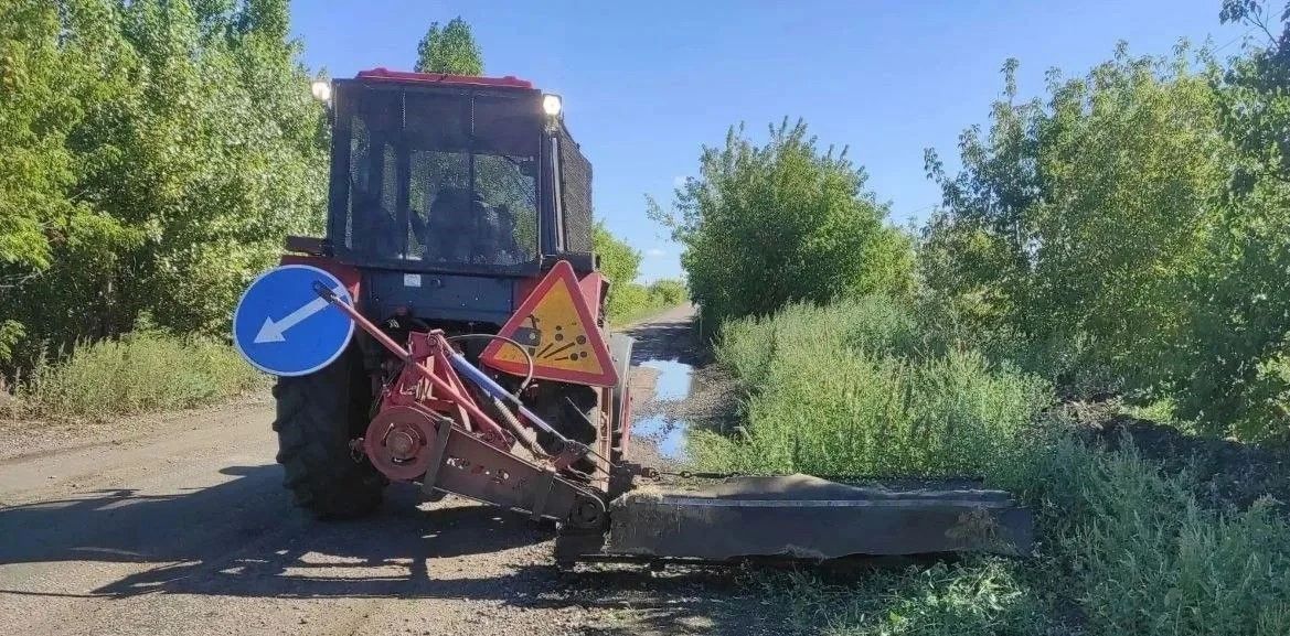 Скашивание травы — важный этап ухода за дорожной инфраструктурой региона Скашивание травы — важный этап ухода за дорожной инфраструктурой региона