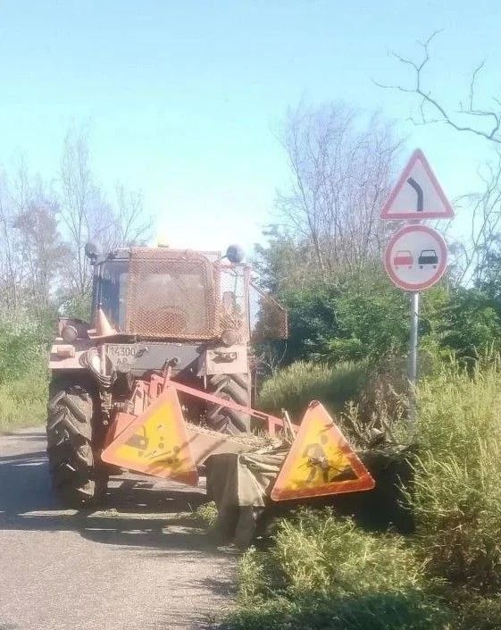Скашивание травы — важный этап ухода за дорожной инфраструктурой региона Скашивание травы — важный этап ухода за дорожной инфраструктурой региона