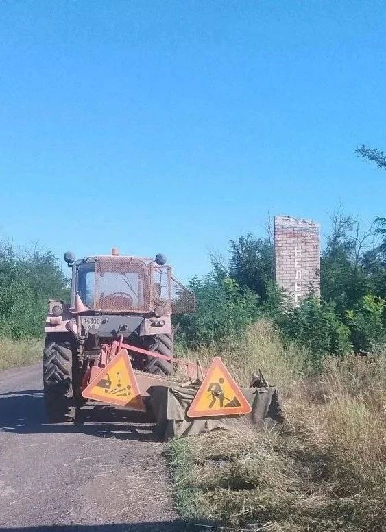 Скашивание травы — важный этап ухода за дорожной инфраструктурой региона Скашивание травы — важный этап ухода за дорожной инфраструктурой региона