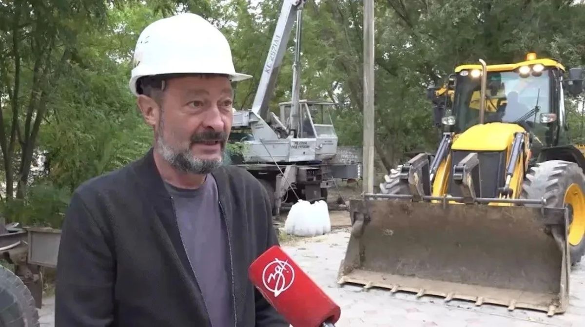 Сотрудники «Горсвета» обновляют наружное освещение на бульваре Гайдара Сотрудники «Горсвета» обновляют наружное освещение на бульваре Гайдара