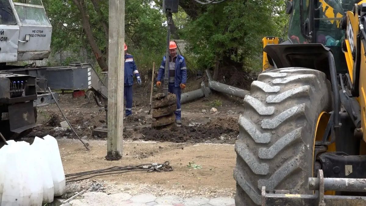 Сотрудники «Горсвета» обновляют наружное освещение на бульваре Гайдара Сотрудники «Горсвета» обновляют наружное освещение на бульваре Гайдара