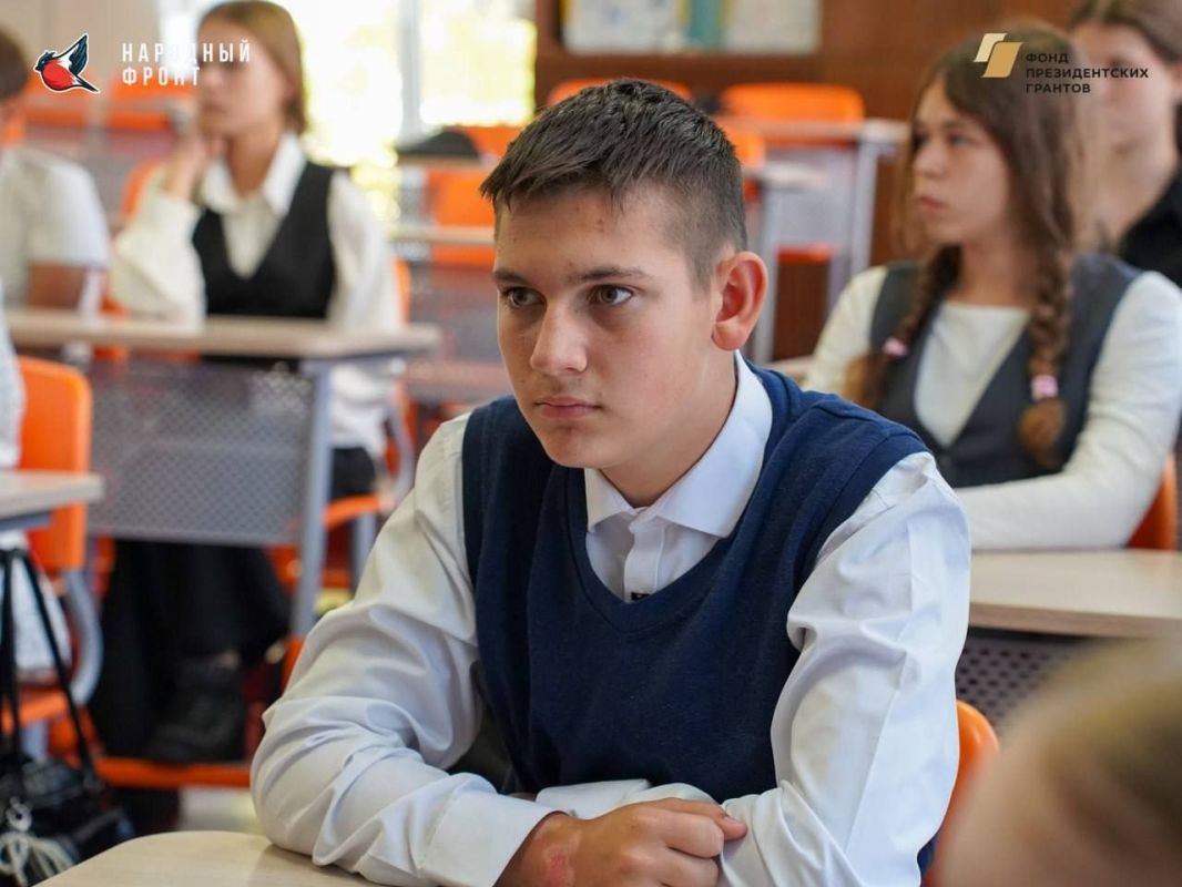 Молодежка Народного фронта Бердянска в гостях у школьников! Молодежка Народного фронта Бердянска в гостях у школьников!