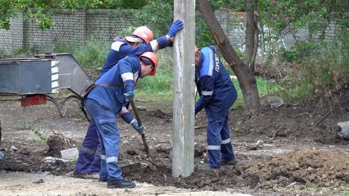 Сотрудники «Горсвета» обновляют наружное освещение на бульваре Гайдара Сотрудники «Горсвета» обновляют наружное освещение на бульваре Гайдара