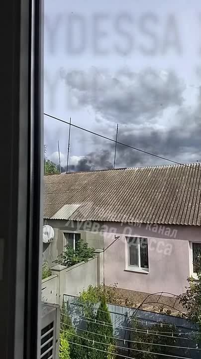 Сильный пожар после прилета в селе Мирное Одесской области