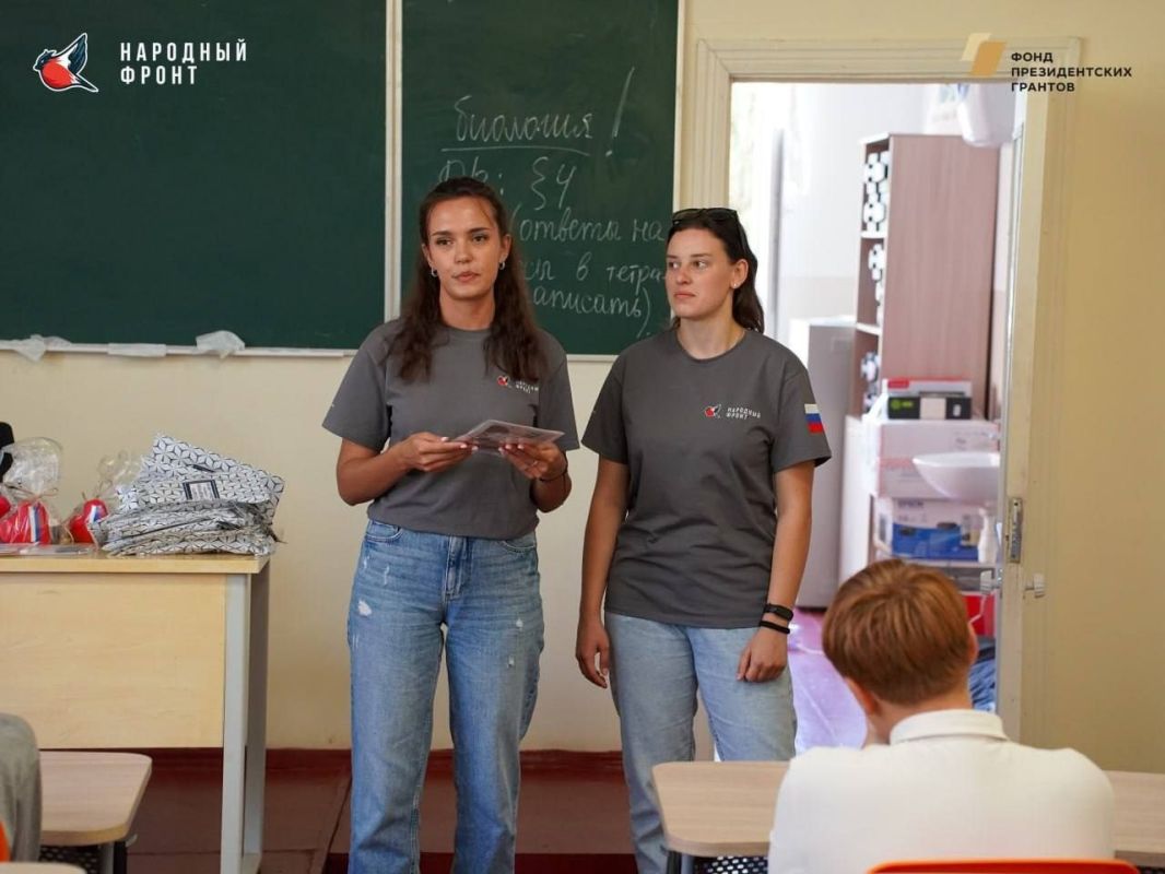 Молодежка Народного фронта Бердянска в гостях у школьников! Молодежка Народного фронта Бердянска в гостях у школьников!