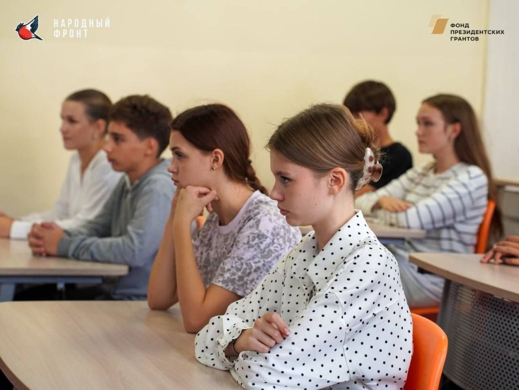 Молодежка Народного фронта Бердянска в гостях у школьников! Молодежка Народного фронта Бердянска в гостях у школьников!