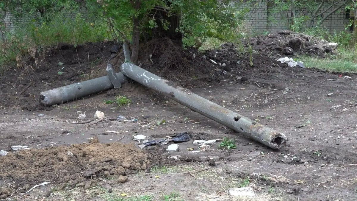 Сотрудники «Горсвета» обновляют наружное освещение на бульваре Гайдара Сотрудники «Горсвета» обновляют наружное освещение на бульваре Гайдара