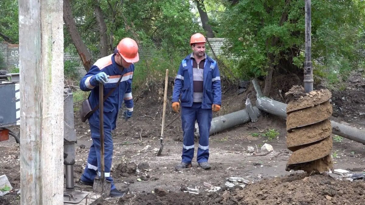 Сотрудники «Горсвета» обновляют наружное освещение на бульваре Гайдара Сотрудники «Горсвета» обновляют наружное освещение на бульваре Гайдара