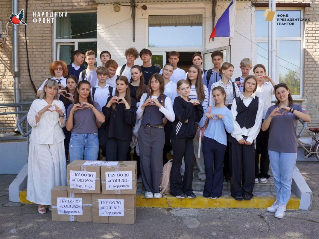 Молодежка Народного фронта Бердянска рассказала школьникам о своей работе Молодежка Народного фронта Бердянска рассказала школьникам о своей работе