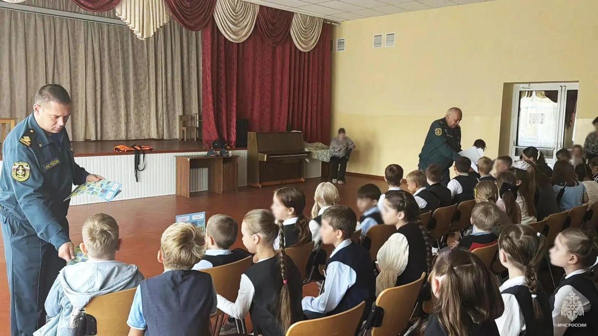 Уроки безопасности. Инспекторы Центра Государственной инспекции по маломерным судам МЧС России по Запорожской области посетили среднюю общеобразовательную школу в Бердянске Уроки безопасности. Инспекторы Центра Государственной инспекции по маломерным судам МЧС России по Запорожской области посетили среднюю общеобразовательную школу в Бердянске