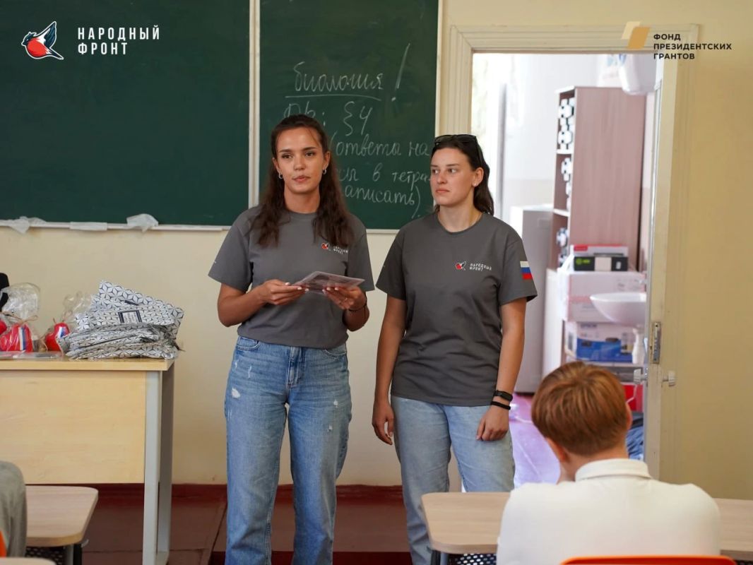 Молодежка Народного фронта Бердянска рассказала школьникам о своей работе Молодежка Народного фронта Бердянска рассказала школьникам о своей работе