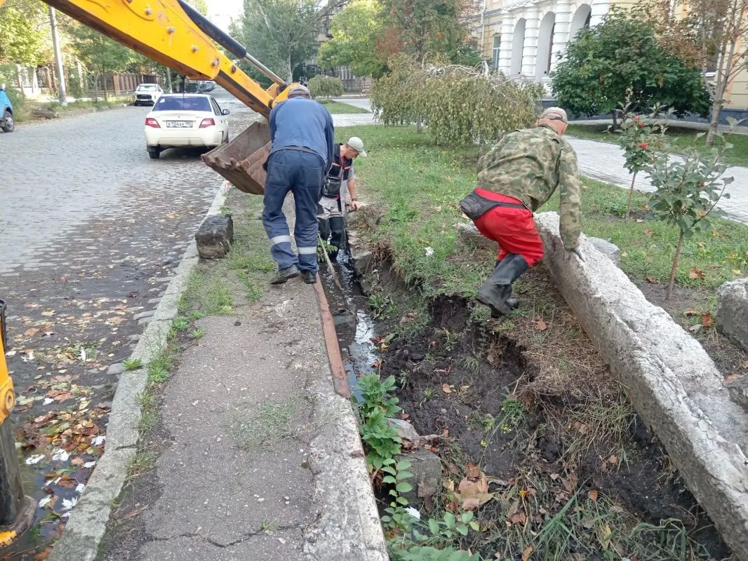 Сотрудники МБУ «Благоустройство Бердянска» наводят порядок на Горбатом мосту Сотрудники МБУ «Благоустройство Бердянска» наводят порядок на Горбатом мосту