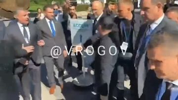 Владимир Рогов: — Когда в Москву? — На ракете, бля*ь