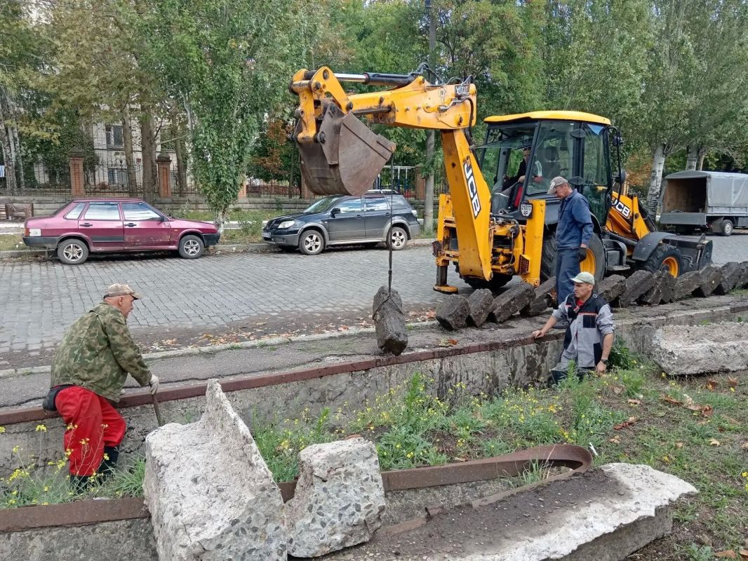 Сотрудники МБУ «Благоустройство Бердянска» наводят порядок на Горбатом мосту Сотрудники МБУ «Благоустройство Бердянска» наводят порядок на Горбатом мосту