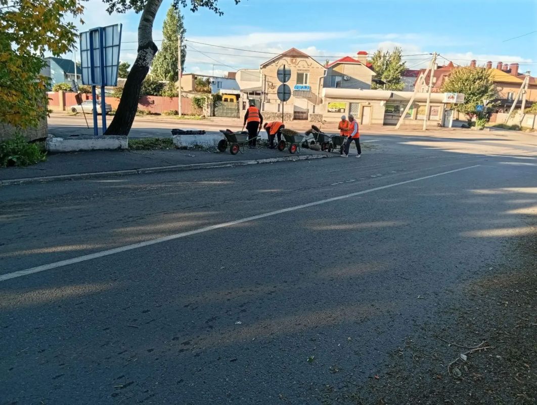 Сотрудники МБУ «Благоустройство Бердянска» наводят порядок на Горбатом мосту Сотрудники МБУ «Благоустройство Бердянска» наводят порядок на Горбатом мосту