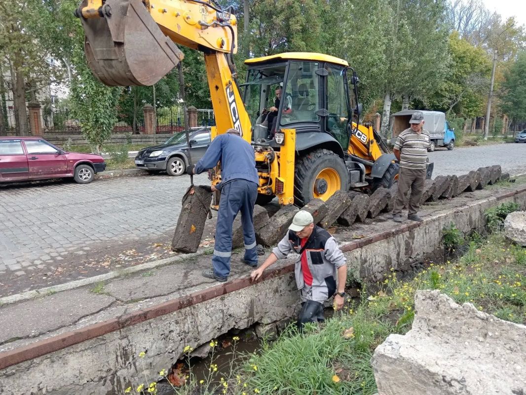 Сотрудники МБУ «Благоустройство Бердянска» наводят порядок на Горбатом мосту Сотрудники МБУ «Благоустройство Бердянска» наводят порядок на Горбатом мосту