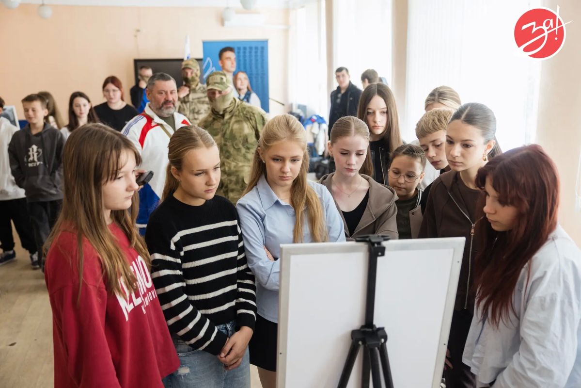 В мелитопольской школе №11 открылась выставка «За наших, за президента», приуроченная ко Дню воссоединения Запорожской области с Россией В мелитопольской школе №11 открылась выставка «За наших, за президента», приуроченная ко Дню воссоединения Запорожской области с Россией