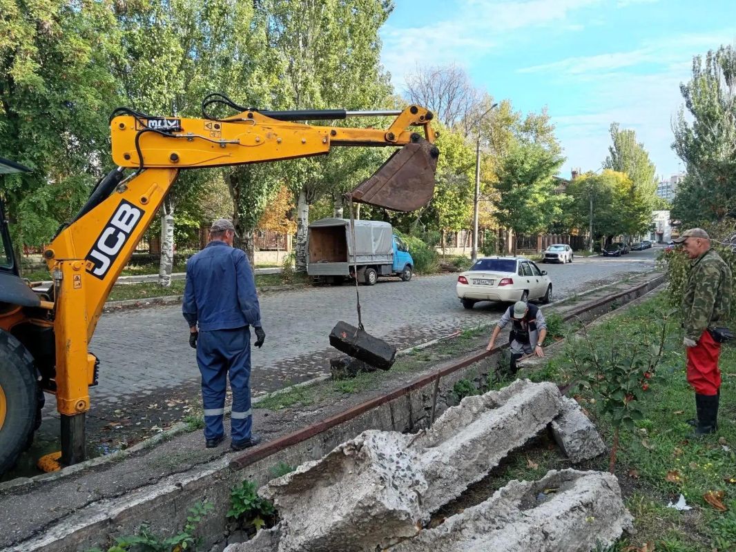 Сотрудники МБУ «Благоустройство Бердянска» наводят порядок на Горбатом мосту Сотрудники МБУ «Благоустройство Бердянска» наводят порядок на Горбатом мосту