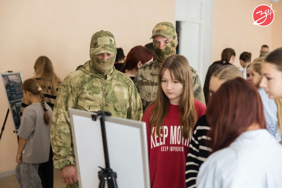 В мелитопольской школе №11 открылась выставка «За наших, за президента», приуроченная ко Дню воссоединения Запорожской области с Россией В мелитопольской школе №11 открылась выставка «За наших, за президента», приуроченная ко Дню воссоединения Запорожской области с Россией