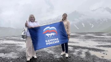 Покоряем вершины: флаг Единой России на высоте 3000 метров