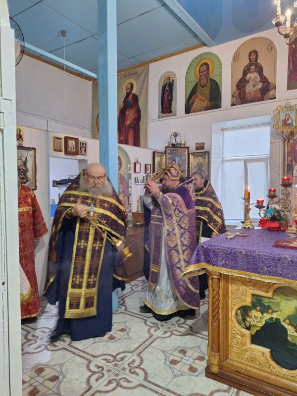 Приидите, вернии, животворящему древу поклонимся! Приидите, вернии, животворящему древу поклонимся!