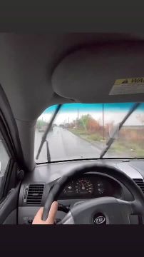 Возить не надо. Как сейчас выглядят "тыловые" ВСУшные трассы Запорожье - Орехов Подписывайтесь на нас в MAX @btr80