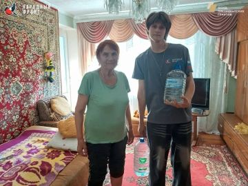 Забота в каждой бутылке: Токмак передал воду пенсионерам и инвалидам