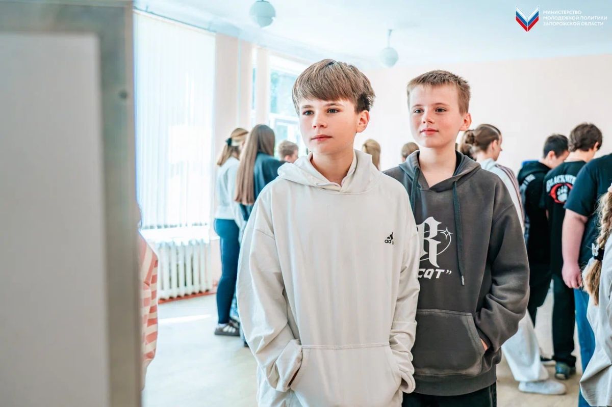 Тематическая выставка «Zа наших. Zа Президента» открылась в Мелитопольской школе №11 Тематическая выставка «Zа наших. Zа Президента» открылась в Мелитопольской школе №11