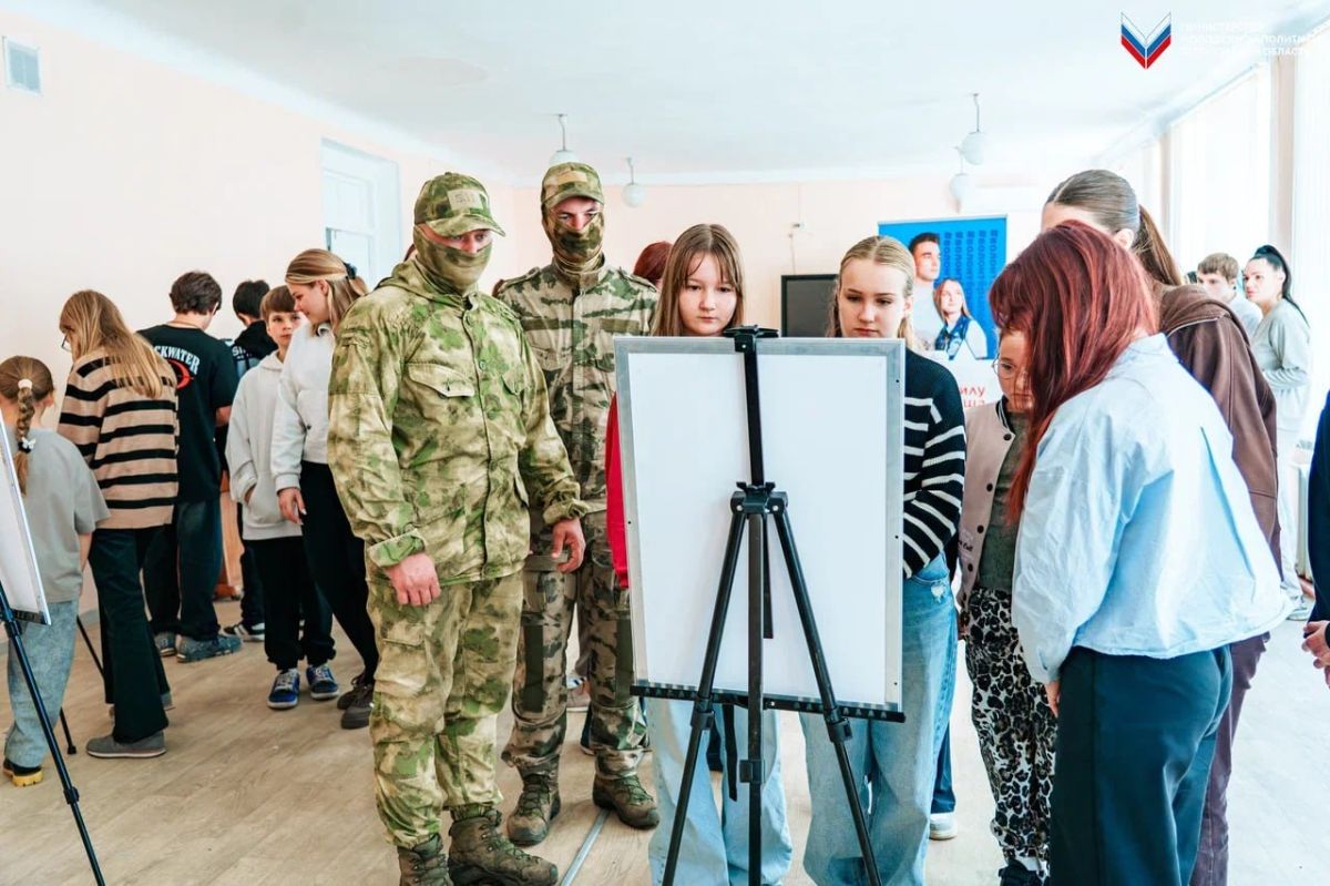 Тематическая выставка «Zа наших. Zа Президента» открылась в Мелитопольской школе №11 Тематическая выставка «Zа наших. Zа Президента» открылась в Мелитопольской школе №11