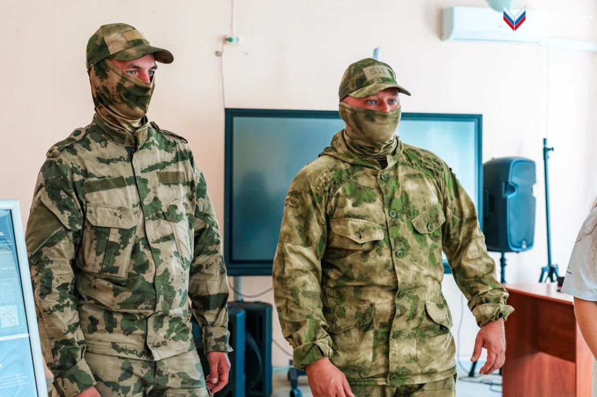 Тематическая выставка «Zа наших. Zа Президента» открылась в Мелитопольской школе №11 Тематическая выставка «Zа наших. Zа Президента» открылась в Мелитопольской школе №11