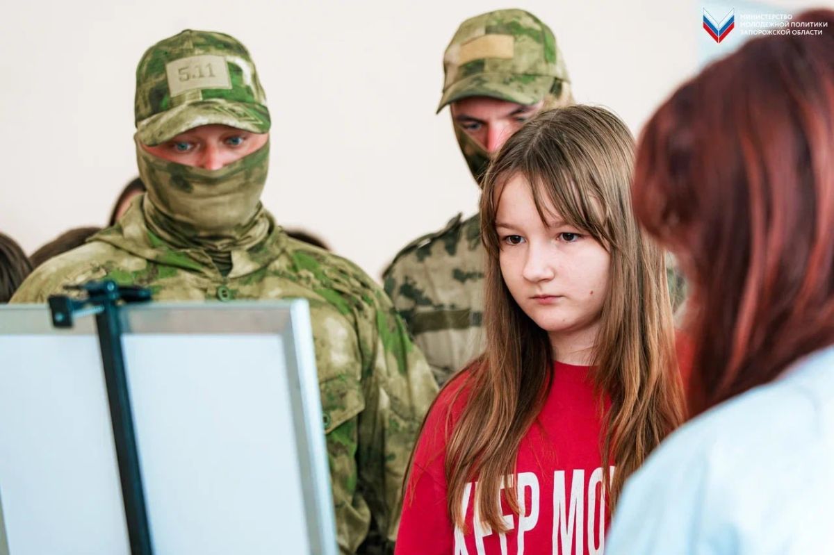 Тематическая выставка «Zа наших. Zа Президента» открылась в Мелитопольской школе №11 Тематическая выставка «Zа наших. Zа Президента» открылась в Мелитопольской школе №11