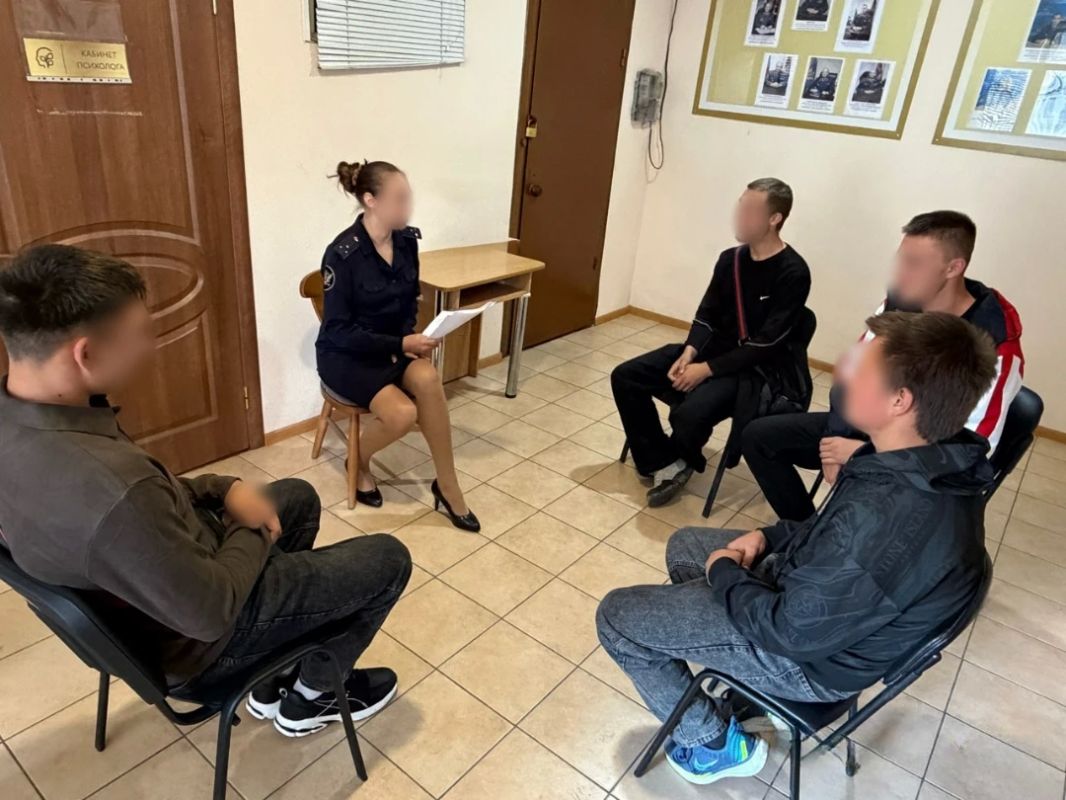 В рамках оперативно-профилактических мероприятий «Безопасное детство» психологи УИИ провели групповое занятие с несовершеннолетними осужденными