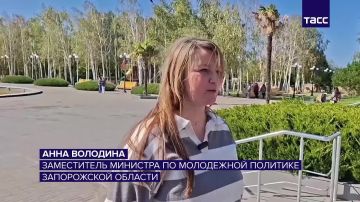 На Запорожье молодежь выстроилась в число 89 к годовщине воссоединения с РФ, это число обозначает количество субъектов в РФ, передает корреспондент ТАСС с места проведения акции