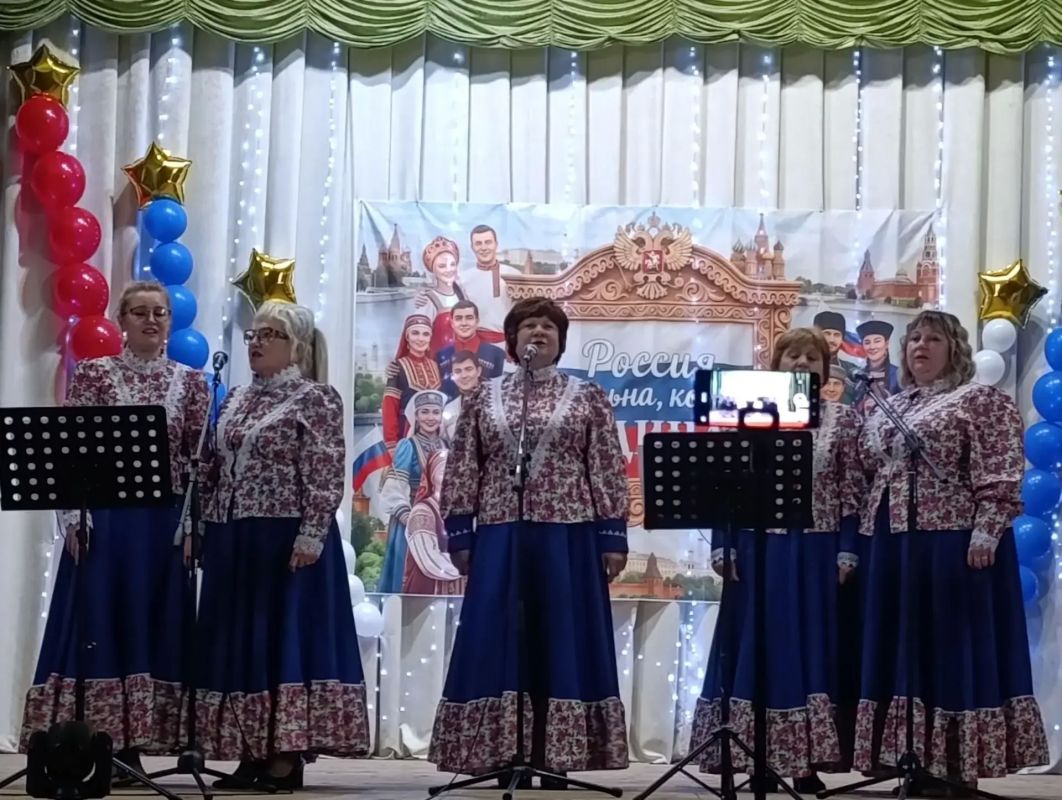 В преддверии Дня воссоединения новых регионов с Россией в пгт Куйбышево состоялся праздничный концерт В преддверии Дня воссоединения новых регионов с Россией в пгт Куйбышево состоялся праздничный концерт