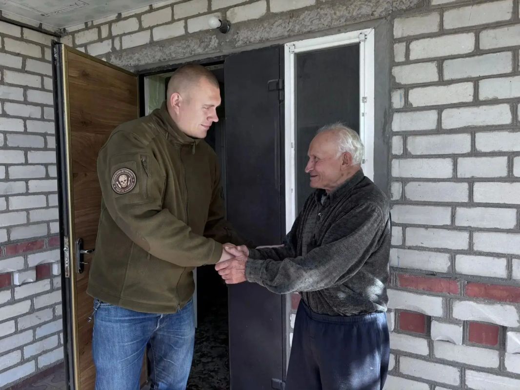 В рамках работы по поддержке старшего поколения представители администрации Приморского муниципального округа организовали визит к семье долгожителей