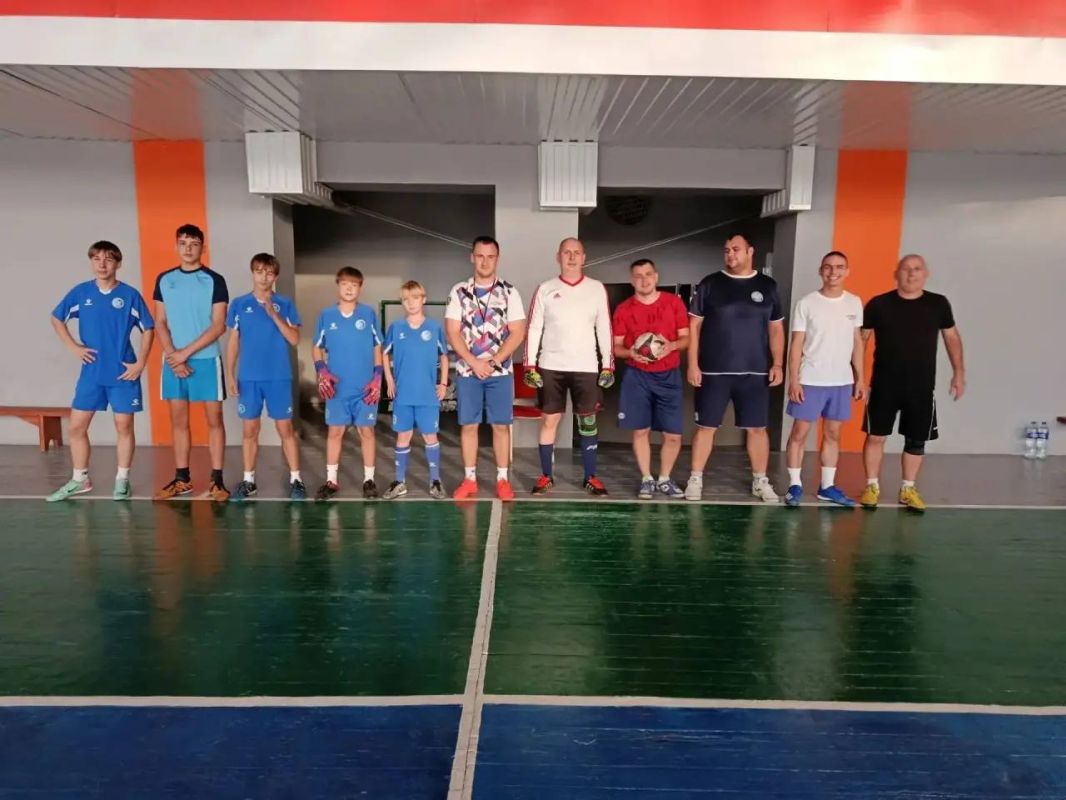 В спортивной школе города Токмак состоялся дружеский футбольный матч, посвящённый Дню воссоединения Запорожской области с Российской Федерацией